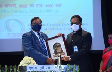 श्री संजीव मित्तल, एफ़ ए (डी एस) को श्री अजय कुमार शर्मा, तत्कालीन महानिदेशक रक्षा सम्पदा स्मृति चिन्ह भेंट करते हुए