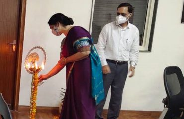 वरिष्ठ अपर महानिदेशक महोदया द्वारा दीप प्रज्ज्वलन