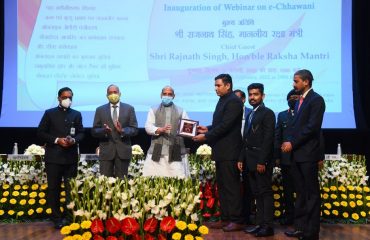 Shri Rajnath Singh, Hon'ble Defence Minister distributing awards to officers and employees of Defence Estates Organisation for outstanding work in Defence Land Survey