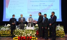 Shri Rajnath Singh, Hon'ble Defence Minister distributing awards to officers and employees of Defence Estates Organisation for outstanding work in Defence Land Survey;?>