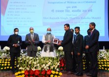 Shri Rajnath Singh, Hon'ble Defence Minister distributing awards to officers and employees of Defence Estates Organisation for outstanding work in Defence Land Survey;?>