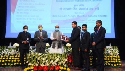 Shri Rajnath Singh, Hon'ble Defence Minister distributing awards to officers and employees of Defence Estates Organisation for outstanding work in Defence Land Survey