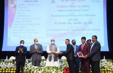 Shri Rajnath Singh, Hon'ble Defence Minister distributing awards to officers and employees of Defence Estates Organisation for outstanding work in Defence Land Survey