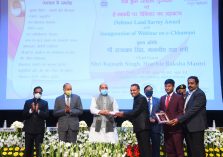 Shri Rajnath Singh, Hon'ble Defence Minister distributing awards to officers and employees of Defence Estates Organisation for outstanding work in Defence Land Survey;?>