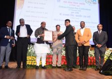 Shri Rajnath Singh, Hon'ble Defence Minister presenting the Defence Minister Excellence Award for the year 2022 to DEO, Chennai Division in the category “Land & Records Management”;?>