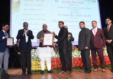 Shri Rajnath Singh, Hon'ble Defence Minister presenting the Defence Minister Excellence Award for the year 2022 to Bareilly Cantonment Board in the category 