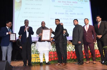 Shri Rajnath Singh, Hon'ble Defence Minister presenting the Defence Minister Excellence Award for the year 2022 to Bareilly Cantonment Board in the category 