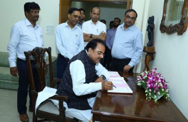 Shri Ajay Bhatt, Hon'ble Raksha Rajya Mantri scribbing in Visitor's Book of AU&RC