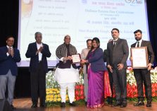 Shri Rajnath Singh, Hon'ble Defence Minister presenting the Defence Minister Excellence Award for the year 2022 to Bakloh Cantonment Board in the category 