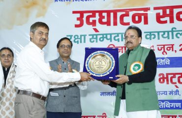 श्री अजय भट्ट, माननीय रक्षा राज्य मंत्री, श्री डी.एन. यादव, निदेशक, पीडीडीई, मध्य कमान से स्मृति चिन्ह प्राप्त करते हुए