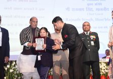 Shri Rajnath Singh, Hon'ble Defence Minister presenting the Defence Minister Excellence Award for the year 2022 to Allahabad Cantonment Board in the category 'Management of Centres for Disabled Children';?>