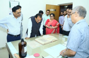 Shri Ajay Bhatt, Hon'ble Raksha Rajya Mantri visiting Restoration Lab at AU&RC, RSB Complex