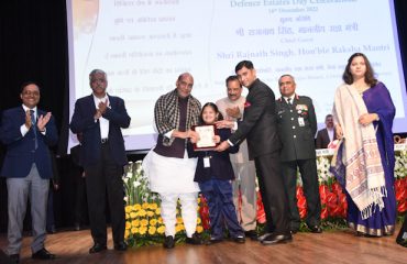 Shri Rajnath Singh, Hon'ble Defence Minister presenting the Defence Minister Excellence Award for the year 2022 to Allahabad Cantonment Board in the category 'Management of Centres for Disabled Children'