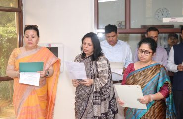 सतर्कता जागरूकता सप्ताह, 2022: डीजीडीई के अधिकारी सतर्कता जागरूकता शपथ लेते हुए