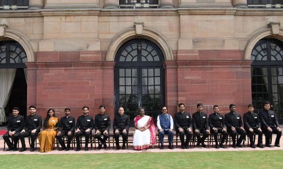 The Hon'ble President of India, Smt. Droupadi Murmu with the Officers/Officer Trainees of Indian Defence Estates Service, Indian Skill Development Service, Indian Trade Service and Indian Telecom Service at Rashtrapati Bhavan on September 30, 2022.