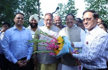 Shri Ajay Kumar Sharma, then Director General, Defence Estates welcoming Shri Ajay Bhatt, Hon'ble Minister of State for Defence