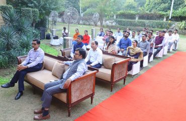 सतर्कता जागरूकता सप्ताह, 2022 के पुरस्कार वितरण के दौरान अधिकारी और कर्मचारी