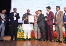 Shri Rajnath Singh, Hon'ble Defence Minister presenting Defence Minister Excellence Award for the year 2022 to Mhow Cantonment Board in the category 'Improvement in Functioning of Schools of Cantonment Boards';?>