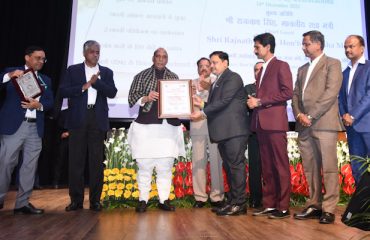 Shri Rajnath Singh, Hon'ble Defence Minister presenting Defence Minister Excellence Award for the year 2022 to Mhow Cantonment Board in the category 'Improvement in Functioning of Schools of Cantonment Boards'