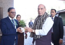 Shri Rajnath Singh, Hon'ble Raksha Mantri being welcomed by Shri Ajay Kumar Sharma, the then Director General Defence Estates.;?>