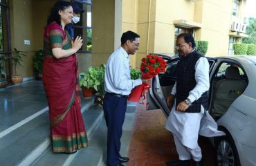 Shri Ajay Bhatt, Hon'ble Raksha Rajya Mantri being welcomed by Shri Ajay Kumar Sharma, the then DGDE