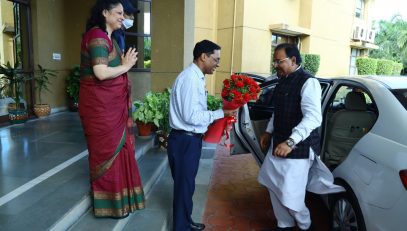 Shri Ajay Bhatt, Hon'ble Raksha Rajya Mantri being welcomed by Shri Ajay Kumar Sharma, the then DGDE