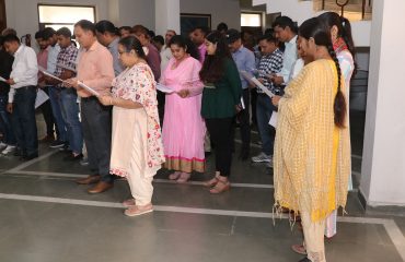 सतर्कता जागरूकता सप्ताह, 2022: डीजीडीई के अधिकारी और कर्मचारी सतर्कता जागरूकता शपथ लेते हुए