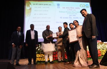 Shri Rajnath Singh, Hon'ble Defence Minister presenting the Defence Minister Excellence Award for the year 2022 to Jalandhar Cantonment Board in the category 'Improvement in Functioning of Cantonment Board Schools'