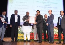 Shri Rajnath Singh, Hon'ble Defence Minister presenting the Raksha Mantri Excellence Award for the year 2022 in the category 