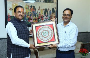 Shri Ajay Bhatt, Hon'ble Raksha Rajya Mantri receiving memento from Shri Ajay Kumar Sharma, the then DGDE