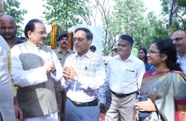 Shri Ajay Bhatt, Hon'ble Raksha Rajya Mantri being welcomed by Shri Ajay Kumar Sharma, the then Director General Defence Estates