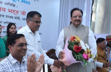 Shri Ajay Bhatt, Hon'ble Raksha Rajya Mantri being welcomed by Shri G.S. Rajeswaran, Principal Director Defence Estates, Central Command