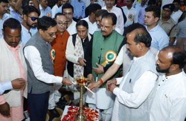 समारोह का उद्घाटन करने के लिए दीप प्रज्वलित करते गणमान्य व्यक्ति