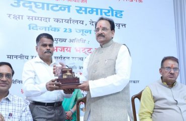 Shri Ajay Bhatt, Hon'ble Raksha Rajya Mantri receiving memento from Shri G.S. Rajeswaran, Principal Director Defence Estates, Central Command