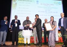 Shri Rajnath Singh, Hon'ble Defence Minister presenting Defence Minister Excellence Award for the year 2022 to Deolali Cantonment Board in the category 