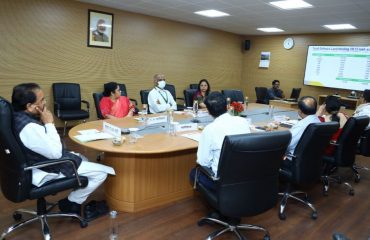 Shri Ajay Bhatt, Hon'ble Raksha Rajya Mantri being briefed about Defence Estates Organisation