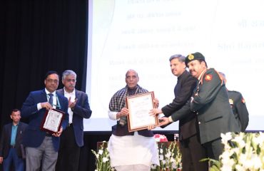 Shri Rajnath Singh, Hon'ble Defence Minister presenting the Defence Minister Excellence Award for the year 2022 to Delhi Cantonment Board in the category “Clean Cantonment - Healthy Cantonment” Group A