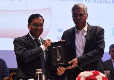 Defence Estates Day 2022 : Shri Ajay Kumar Sharma, the then Director General Defence Estates presenting a memento to Shri Giridhar Aramane, Defence Secretary;?>