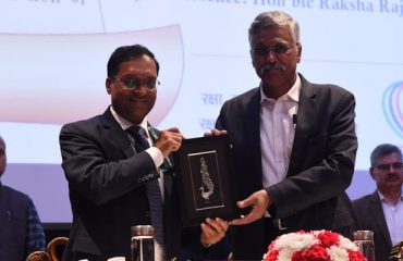 Defence Estates Day 2022 : Shri Ajay Kumar Sharma, the then Director General Defence Estates presenting a memento to Shri Giridhar Aramane, Defence Secretary