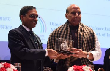 Defence Estates Day 2022: Shri Ajay Kumar Sharma, the then Director General Defence Estates presenting a memento to Shri Rajnath Singh, Hon’ble Defence Minister