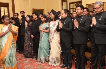 भारत की माननीय राष्ट्रपति श्रीमती द्रौपदी मुर्मू 24 जुलाई, 2023 को भारतीय रक्षा संपदा सेवा के अधिकारियों/प्रशिक्षु अधिकारियों के साथ