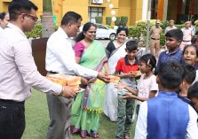 Shri G S Rajeswaran, Directorate General Defence Estates distributing sweets among the children on the occasion of 77th Independence Day;?>