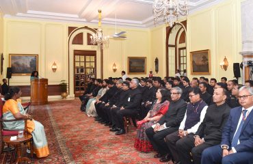 भारत की माननीय राष्ट्रपति श्रीमती द्रौपदी मुर्मू 24 जुलाई, 2023 को भारतीय रक्षा संपदा सेवा के अधिकारियों/प्रशिक्षु अधिकारियों के साथ