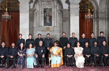 भारत की माननीय राष्ट्रपति श्रीमती द्रौपदी मुर्मू 24 जुलाई, 2023 को भारतीय रक्षा संपदा सेवा के अधिकारियों/प्रशिक्षु अधिकारियों के साथ