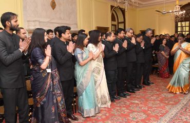 भारत की माननीय राष्ट्रपति श्रीमती द्रौपदी मुर्मू 24 जुलाई, 2023 को भारतीय रक्षा संपदा सेवा के अधिकारियों/प्रशिक्षु अधिकारियों के साथ