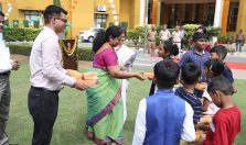 Sweets being distributed among the children on the occasion of 77th Independence Day;?>