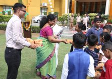 Sweets being distributed among the children on the occasion of 77th Independence Day;?>