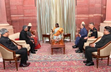 भारत की माननीय राष्ट्रपति श्रीमती द्रौपदी मुर्मू 24 जुलाई, 2023 को भारतीय रक्षा संपदा सेवा के अधिकारियों/प्रशिक्षु अधिकारियों के साथ