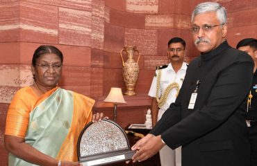 The Hon'ble President of India, Smt Droupadi Murmu being welcomed by Shri Giridhar Aramane, Defence Secretary on July 24, 2023