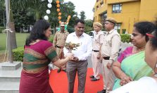Shri G S Rajeswaran, the then DGDE being welcomed by Smt Vibha Sharma, Addl DG on 77th Independence Day;?>